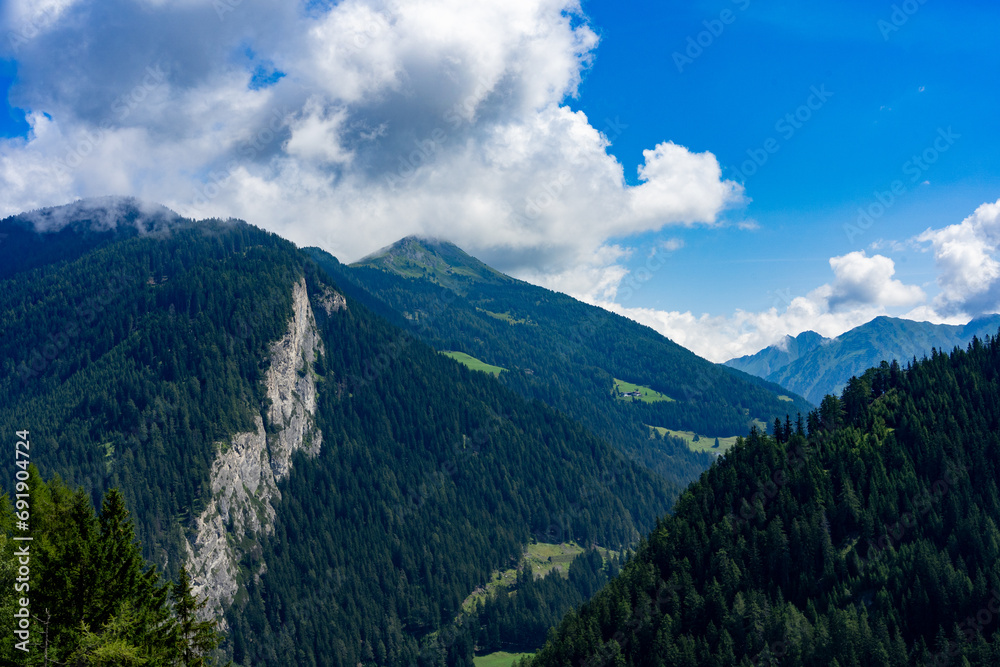 Blick auf die Österreichischen Berge mit Nebel Wolken und Sonne