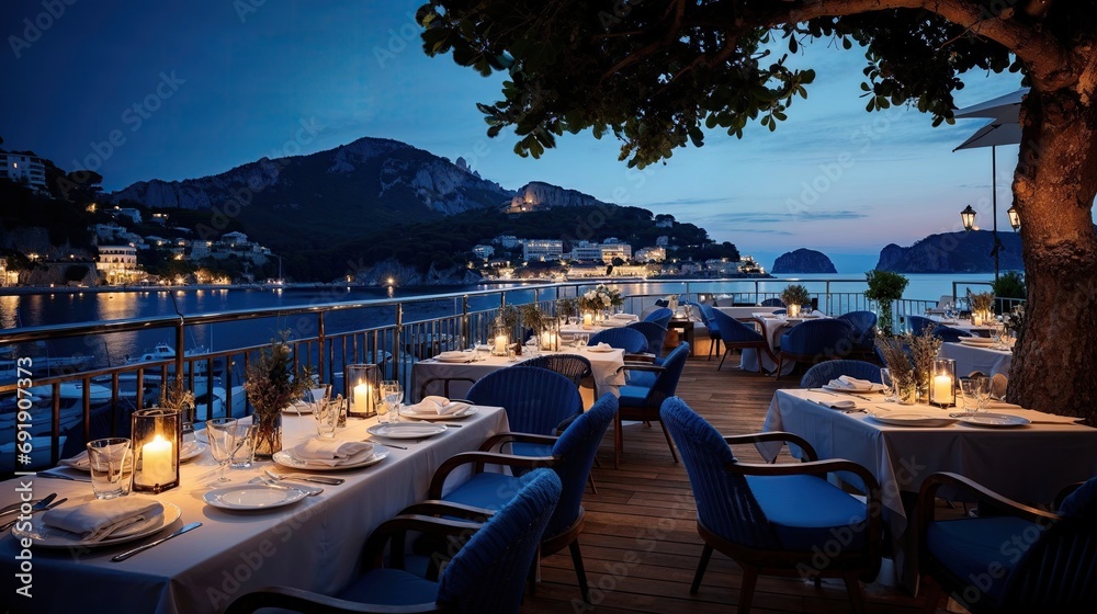 terrasse de restaurant gastronomique dans un port de plaisance au bord de l'eau le soir avant le début du service