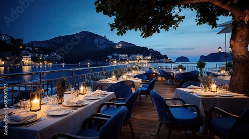terrasse de restaurant gastronomique dans un port de plaisance au bord de l eau le soir avant le d  but du service