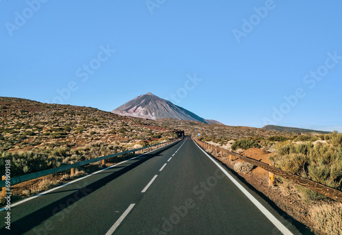Strada panoramica con il Monte Teide sullo sfondo
