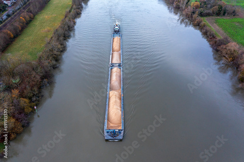 Transport fluvial de sable sur la Seine.