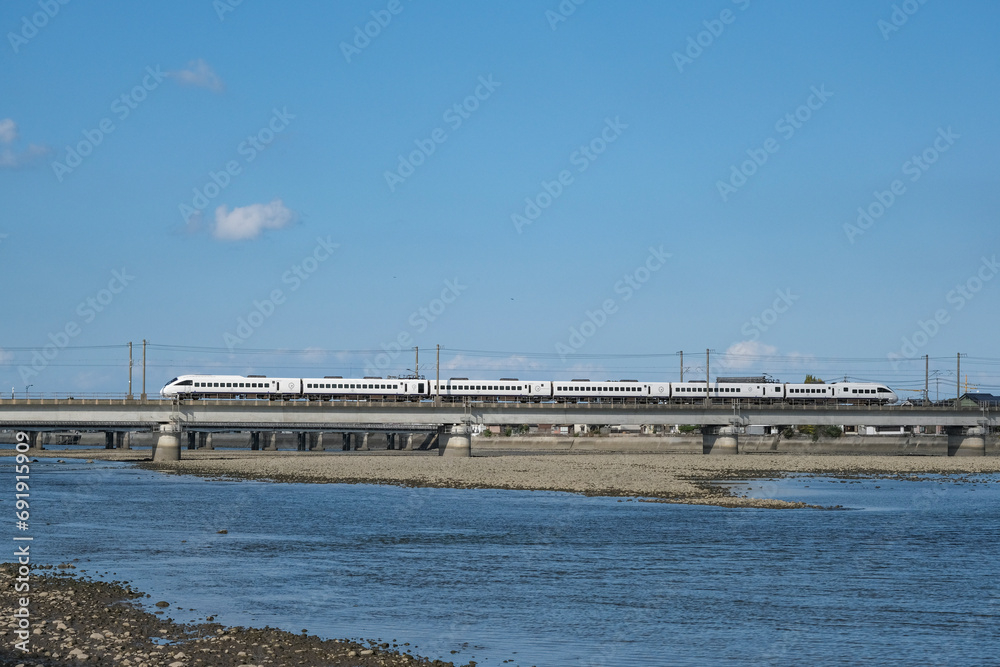 Obraz premium 駅館川の鉄橋を渡る日豊線の車両