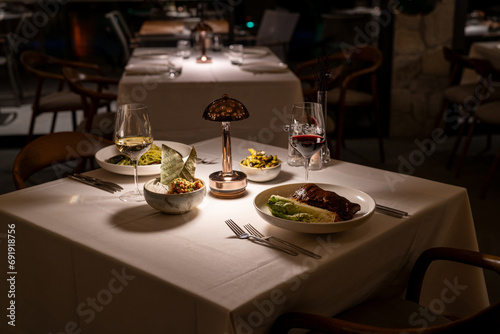 Foto Elegant dinner at a fancy restaurant table.