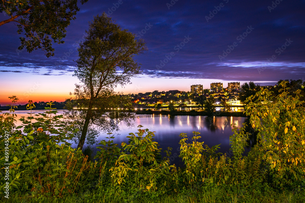 Niebieska godzina nad wodą