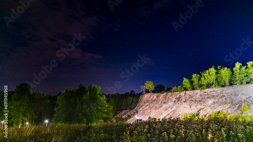 Oświetlone skały nocą © Krzysztof Rostkowski