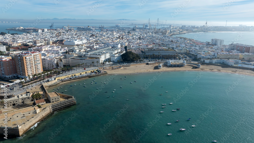 vista aérea de la playa de la caleta en la ciudad de Cádiz, Andalucía