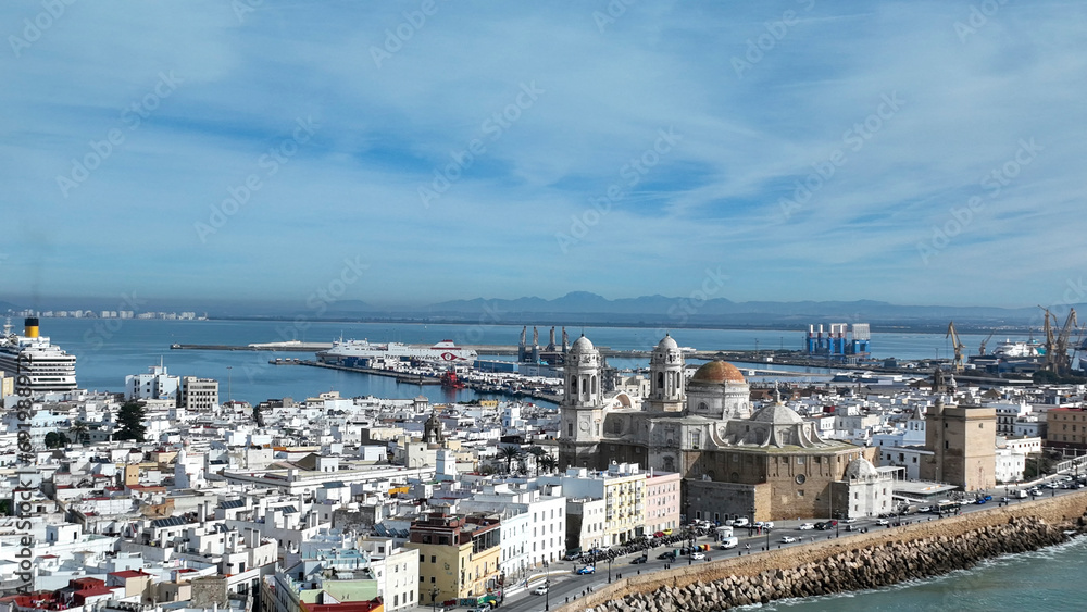 vistas aérea de la hermosa ciudad de Cádiz en el sur de España, Andalucía