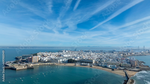 vista aérea de la playa de la caleta en la ciudad de Cádiz, Andalucía photo