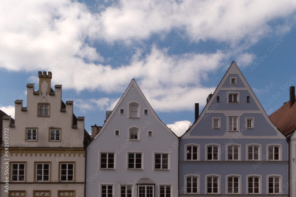 dekorative Giebel von drei Altstadthäusern