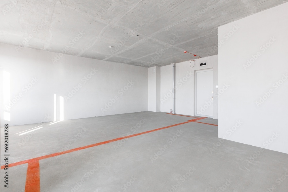 Obraz premium interior of the apartment without decoration in gray colors. rough finish