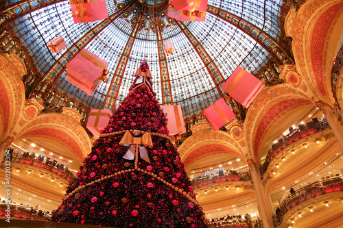 Photography Christmas at Galeria la Fayette, Paris (1)