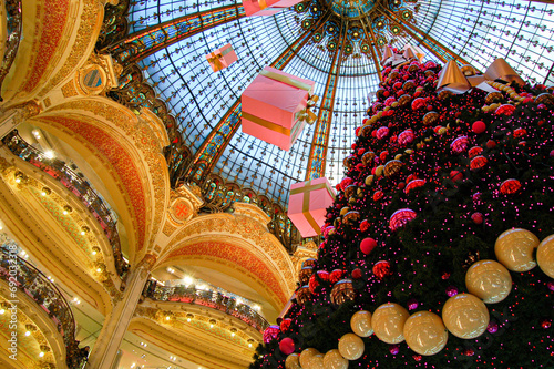 Christmas at Galeria la Fayette, Paris (4) photo