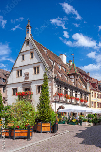 Altstadt mit Restaurants und historischen Gebäuden, hier die Fußgängerzone Rue du Marche in Obernai. Departement Bas-Rhin in der Region Elsass in Frankreich