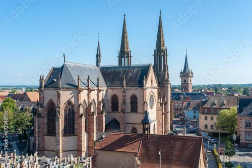Blick vom Nationaldenkmal der Zwanginkorporierten in Obernai zur Kirche Sankt Peter und Paul. Departement Bas-Rhin in der Region Elsass in Frankreich