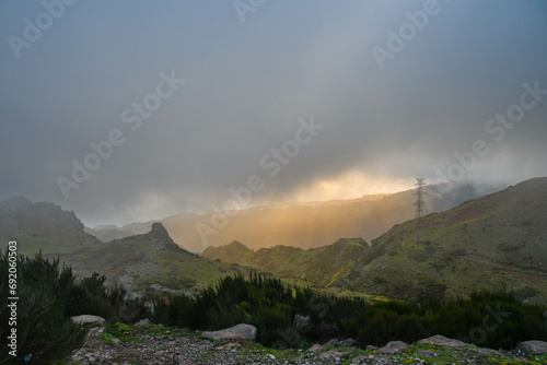 Wolken und schlechtes Wetter ziehen in den Bergen der Insel Madeira auf