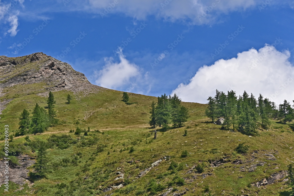 Fototapeta premium Montagne e valle scendendo dall'altipiano del Parco Naturale Alpe Veglia e Alpe Devero, Valle d'Ossola - Piemonte