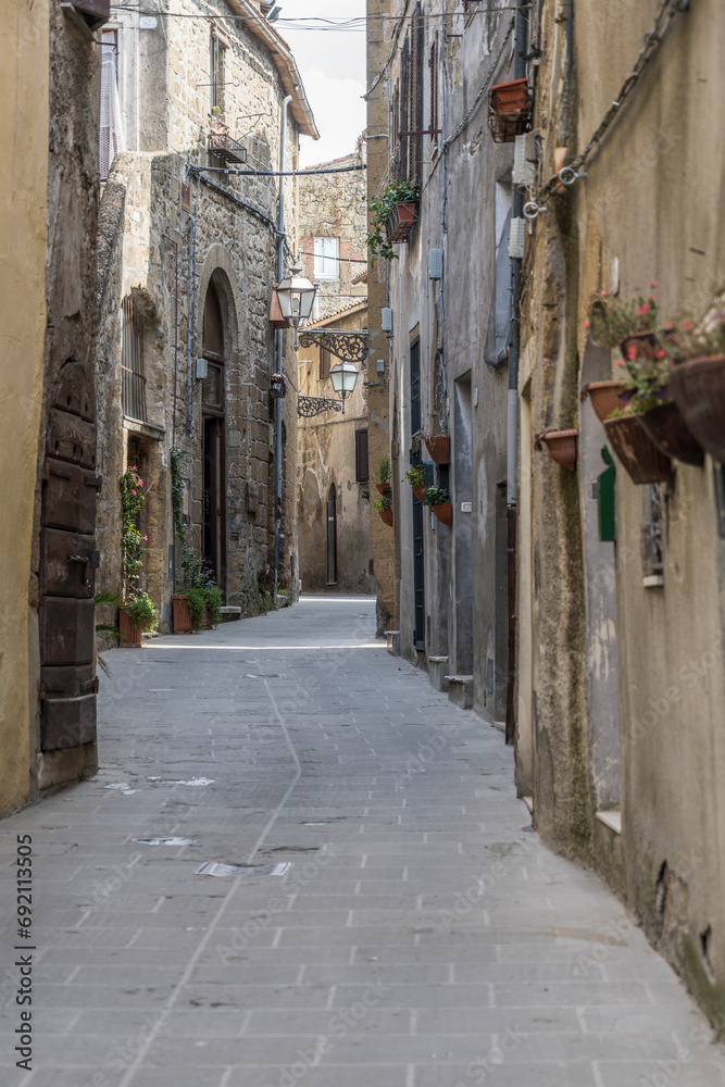 Obraz premium old houses on uphill lane at medieval hilltop village, Pitigliano, Italy