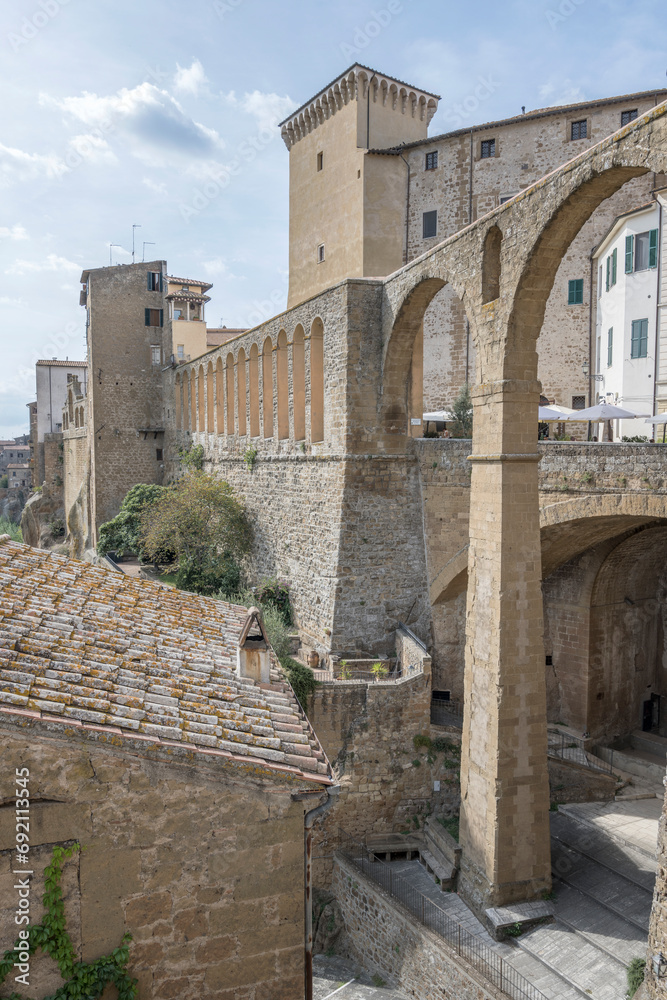 Obraz premium Medicean acqueduct arcade and Orsini fortress tower, Pitigliano, Italy