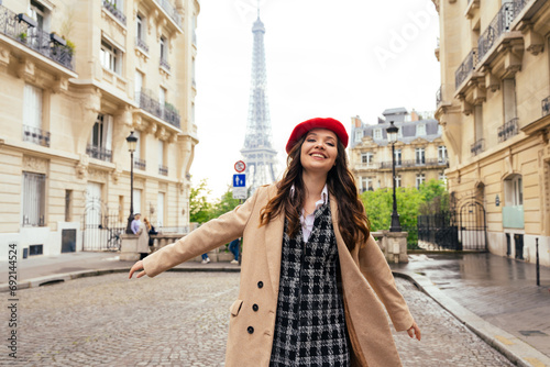 Beautiful young woman visiting paris and the eiffel tower © oneinchpunch