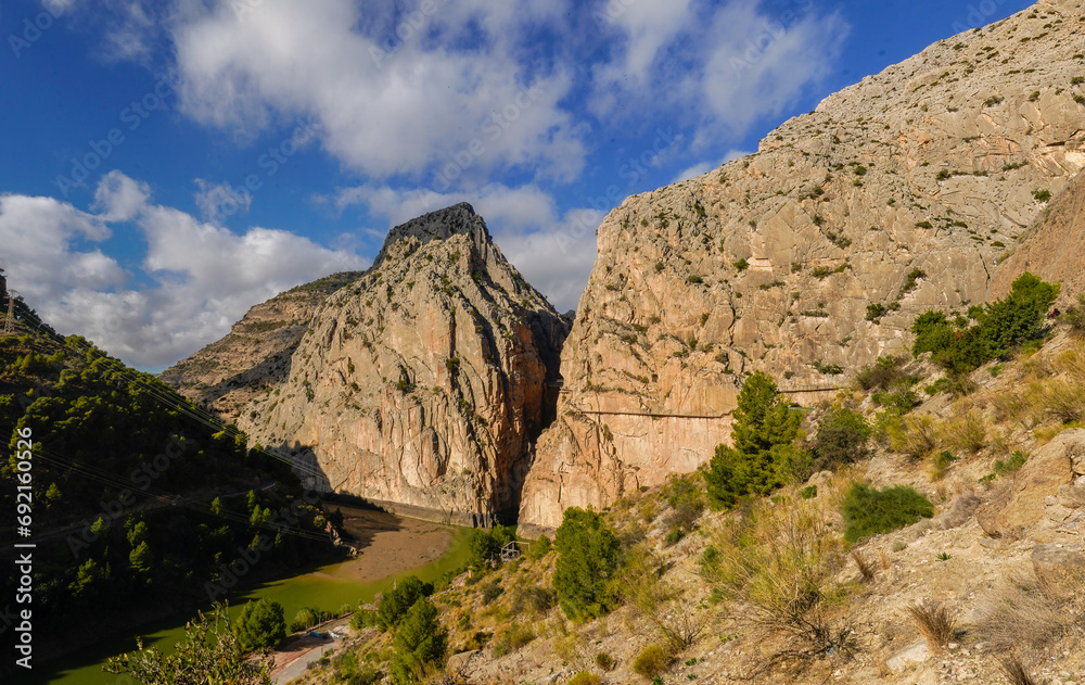 Fototapeta premium Panoramica del Desfiladero de Gaitanes El desfiladero de los Gaitanes es un cañón excavado por el río Guadalhorce en la provincia de Málaga, comunidad autónoma de Andalucía, España, entre los términos