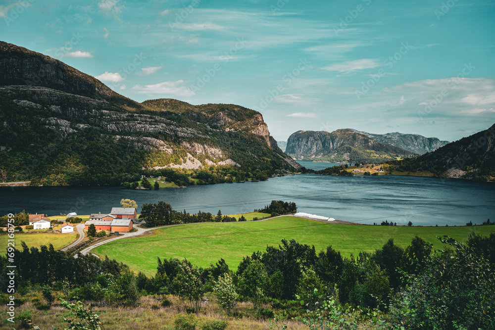 Fototapeta premium Norwegen Landschaft mit Blick auf den Fjord