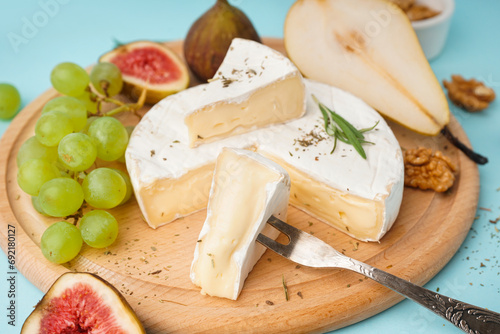 Gourmet brie cheese board w...