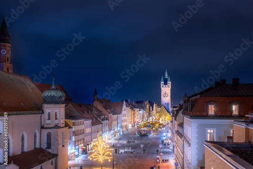 Christkindlmarkt der Stadt Straubing in Niederbayern bei Nacht