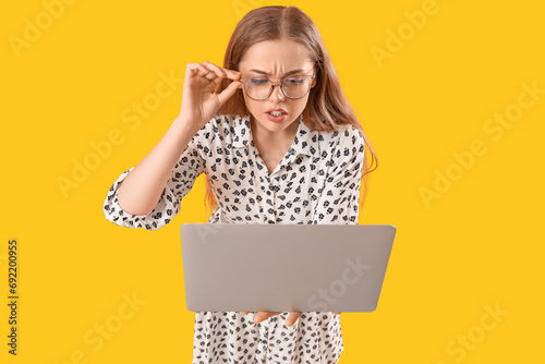 Young woman in eyeglasses w...