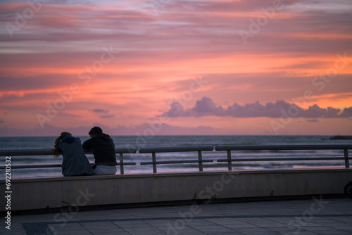 coppia di innamorati si godono il tramonto a Marina di Ragusa photo