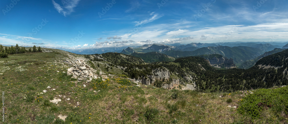 Panoramique depuis la Croix du Lautaret , Massif du Vercors , Drôme , Alpes