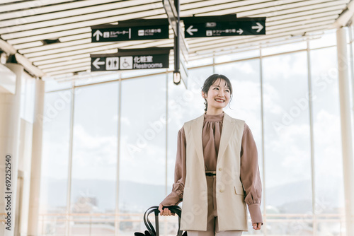 駅ビル・デパート・空港・公共交通機関にいる若い女性・旅行するアジア人ビジネスウーマン 