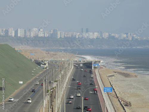 Autopista Costa Verde. Vista del sector que corresponde al distrito de San Miguel. Lima, Perú.