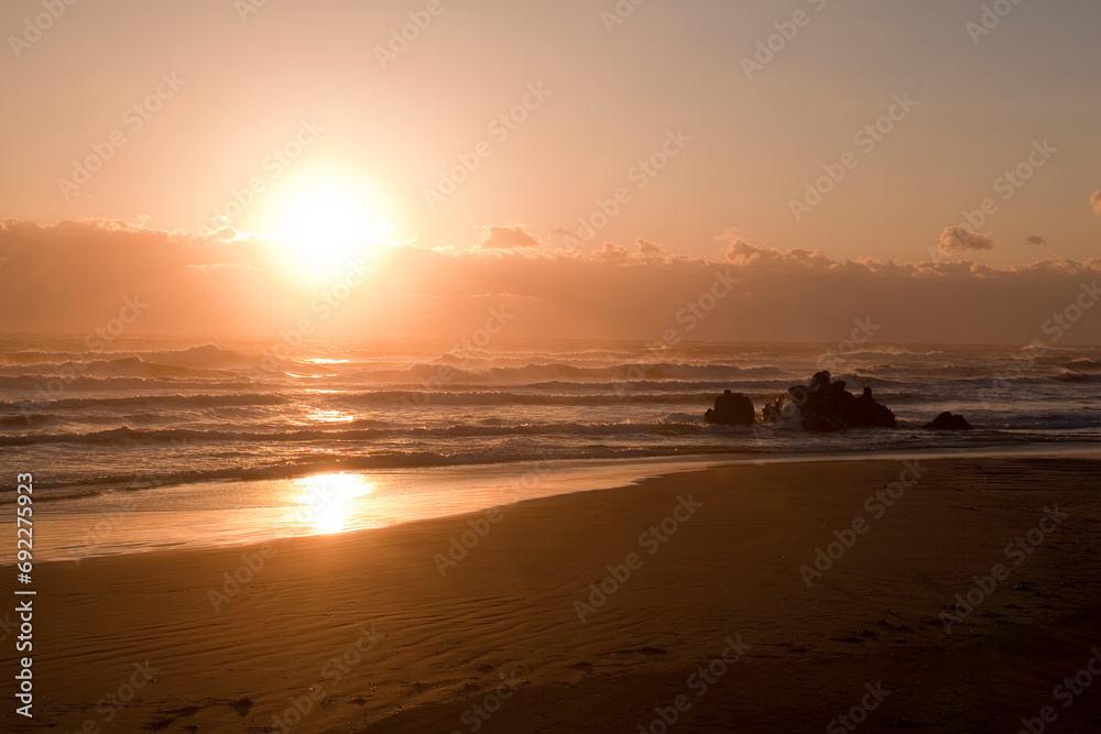 薄磯海岸の岩と日の出