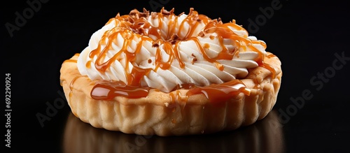 Caramel-covered round tartlet with cottage cheese cream and dough.