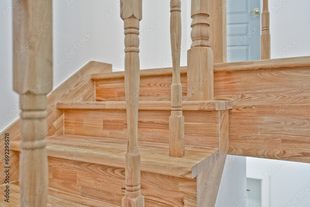 A staircase that preserves the texture of wood