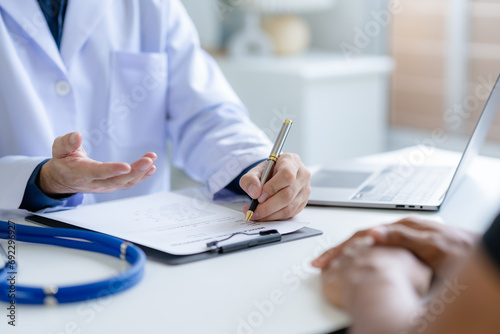 Doctor and patient are discussing consultation about symptom problem. Doctor explained the patient's condition and how to care for the patient in detail.