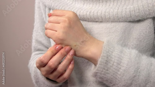 手を掻く若い女性のクローズアップ  4K  2023年12月11日 photo