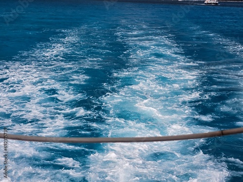 Camino de olas en el mar