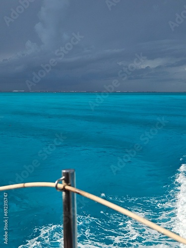 Bote navegando en el mar