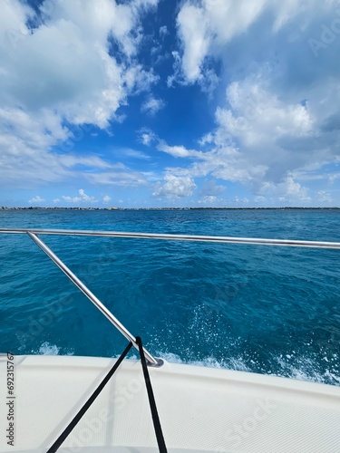 Yate en el mar