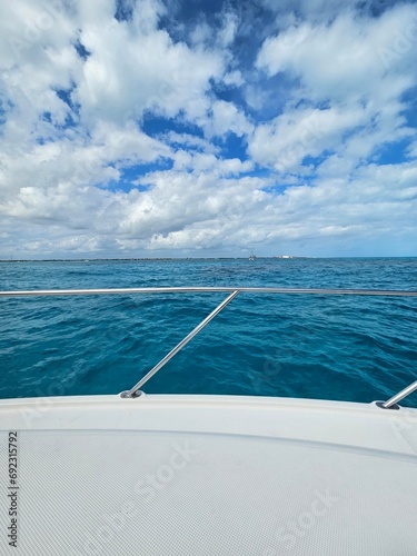 Yate en el mar