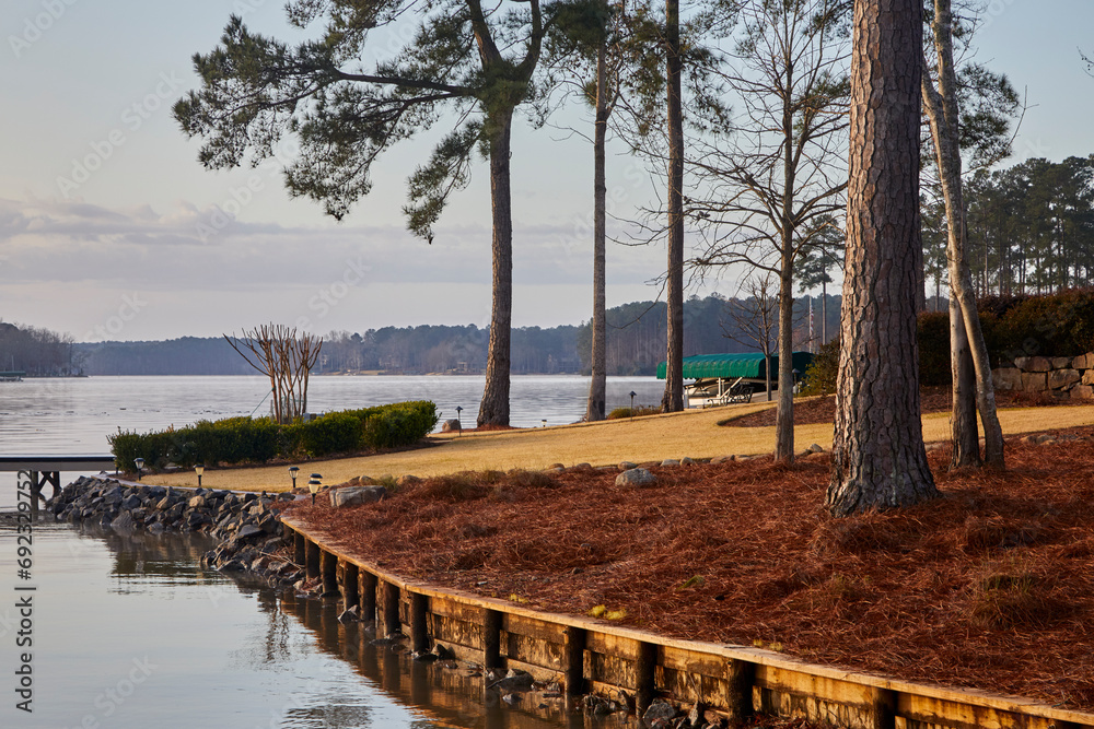 Fototapeta premium Lake in Georgia on a winter day before warmer weather turns everything green from gold and rust colors