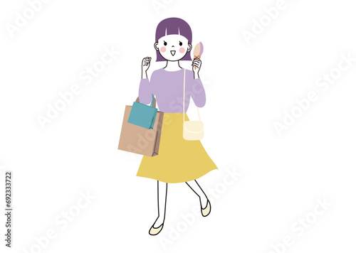 ジェラートを食べながらお買い物を楽しむ休日の女性