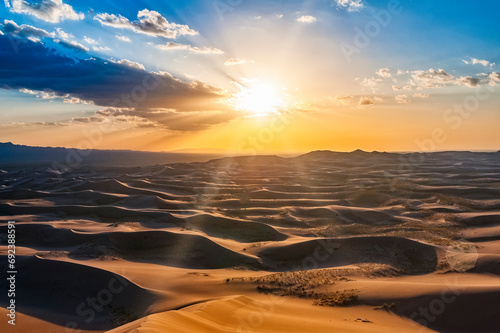 Sonnenuntergang über den Sanddünen der Wüste Gobi, Mongolei