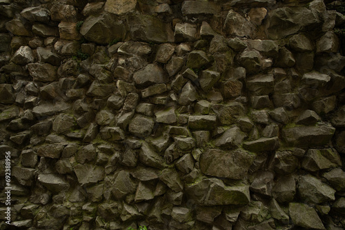 A wall of stones of different shapes