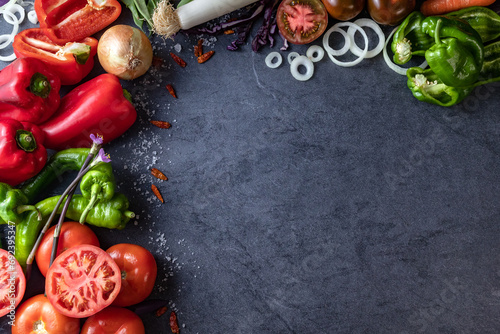 Fondo de comida vegetariana .
Alimentos saludables. Colección de verduras y frutas sobre fondo negro de cemento o piedra.
Vista superior y espacio de copia. photo