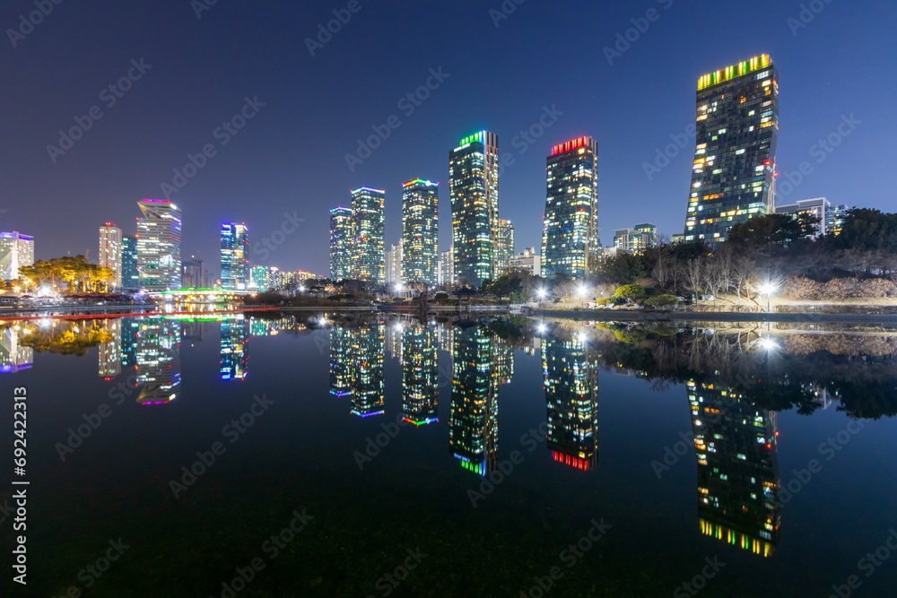 인천 연수구의 송도국제도시와 센트럴파크의 야경 Stock Photo | Adobe Stock