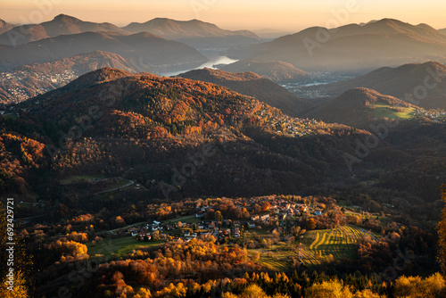 Herbststimmung über dem Dorf Breno im Malcantone im Kanton Tessin in der Schweiz