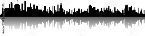 Silhouette einer Großstadt mit Hochhäusern und Spiegelung - Skyline - Metropole