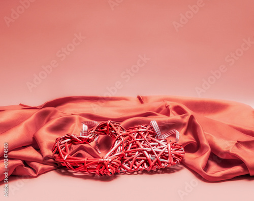 Foto valentines day decor heart on pink fabric